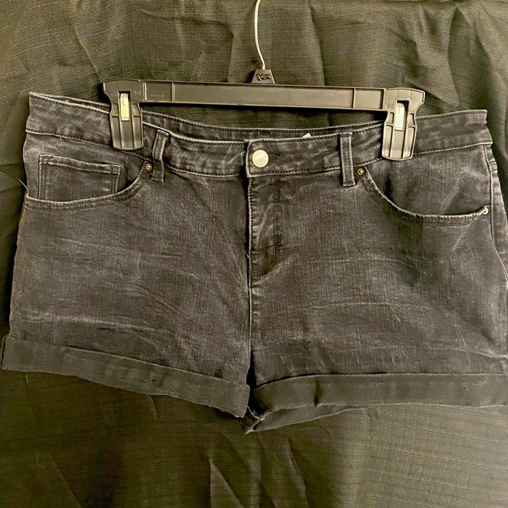 Time and Tru Mid Rise shorts